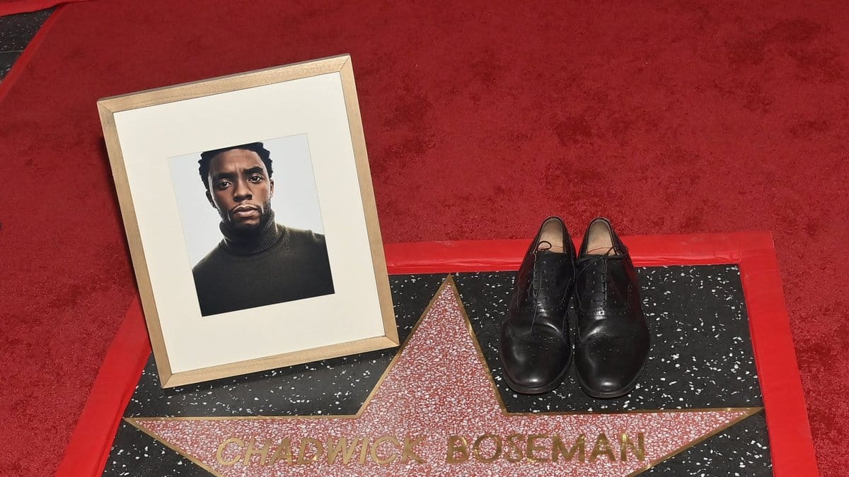 Звезда Чедвика Боузмана на «Аллее славы»