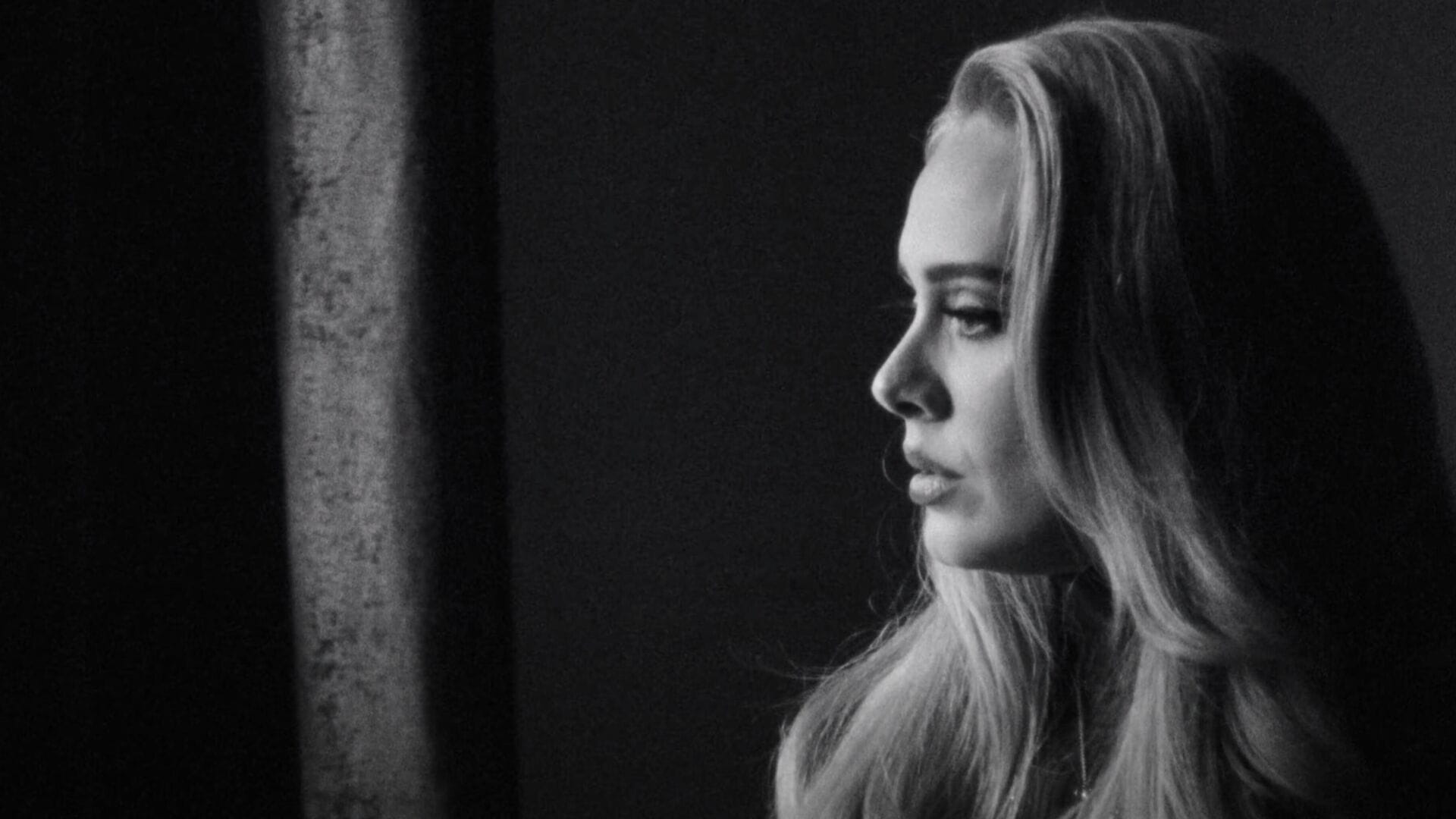 Кадр из клипа «Easy On Me» — Adele