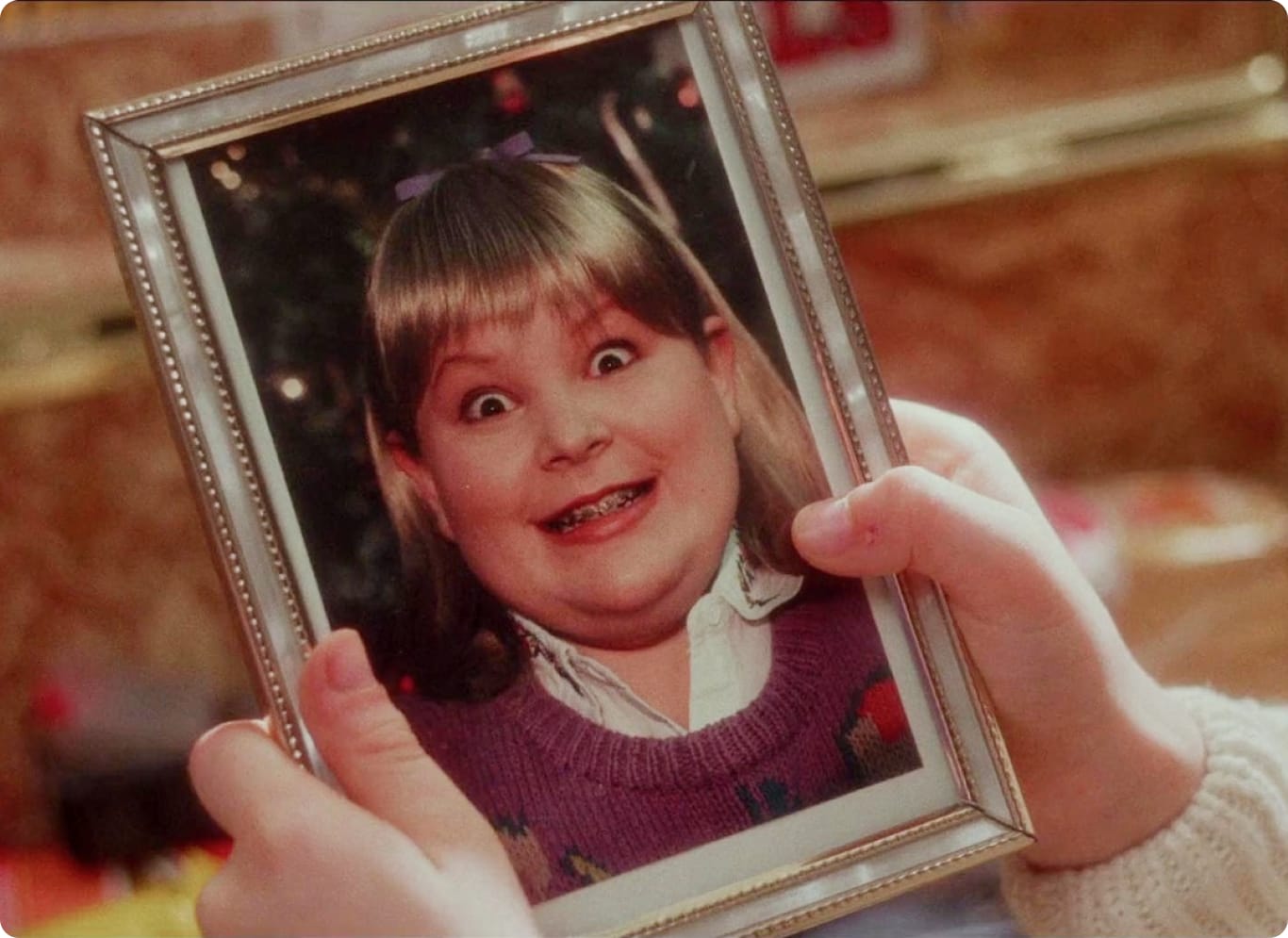 Фото девушки из вещей Базза, кадр из фильма «Один дома»