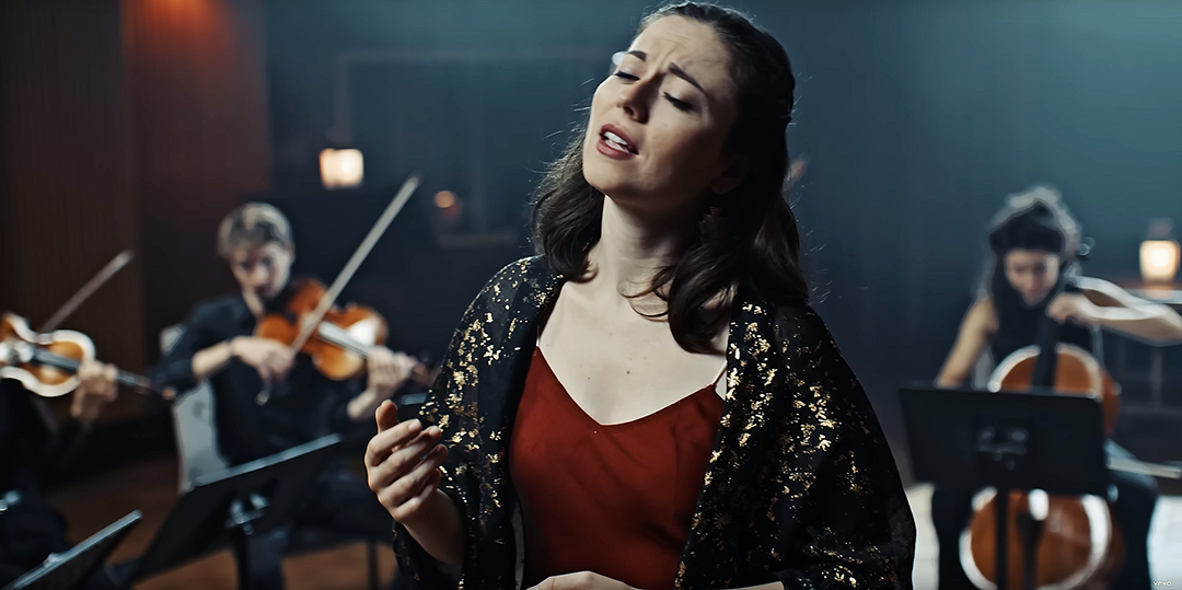 Голос треков «Clair Obscur» — исполнительница Алиса Дюпор-Персье