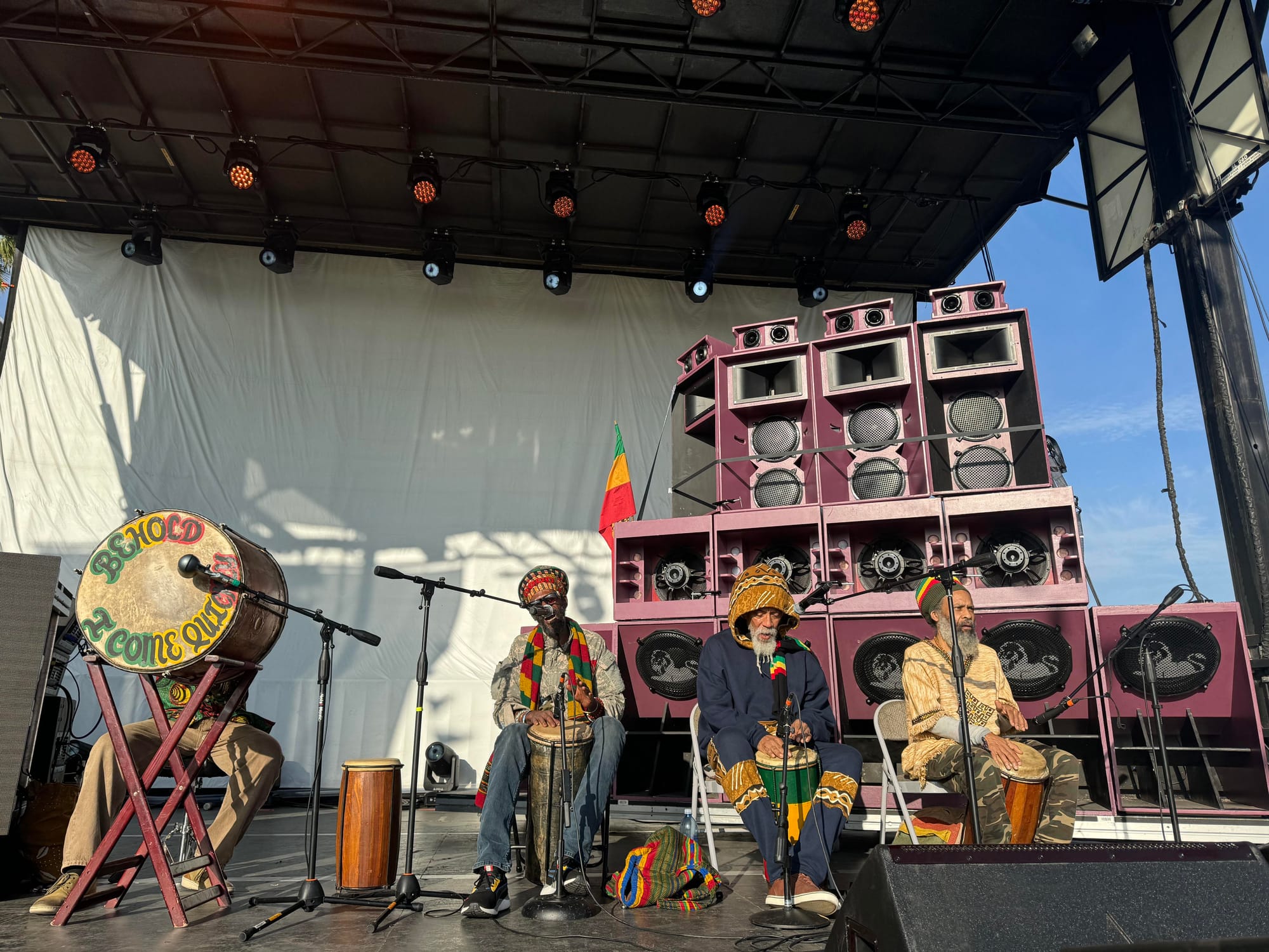 Ямайские уличные саундсистемы на сцене 