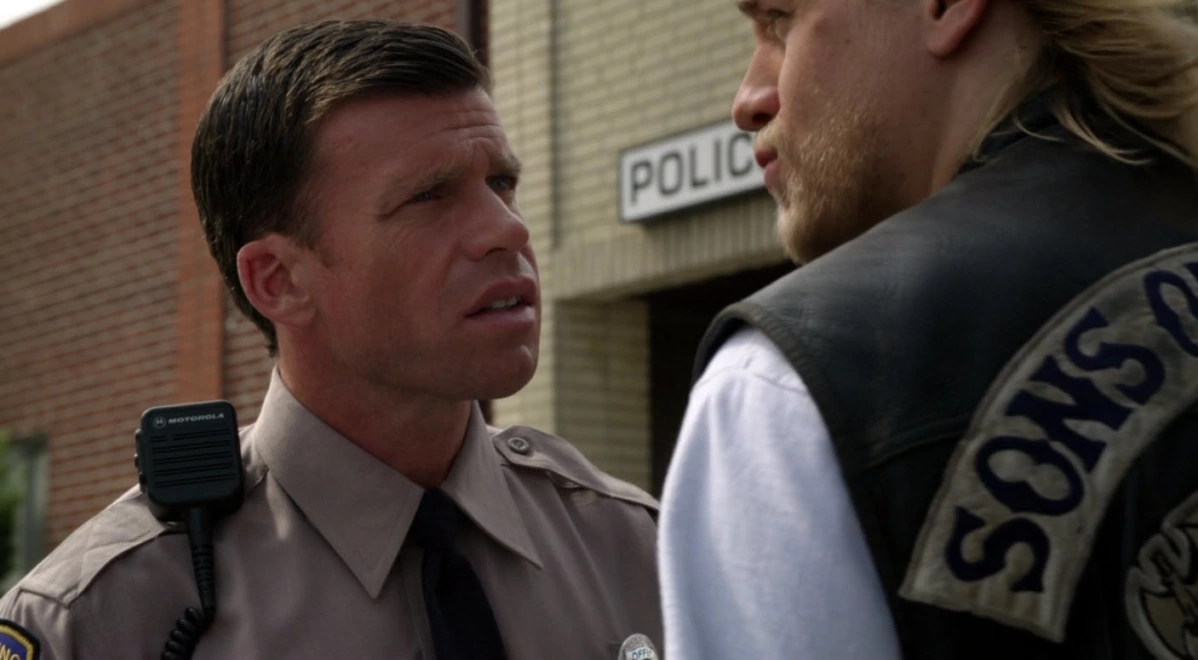 Тейлор Шеридан в роли полицейского Дэвида Хэйла в сериале «Сыны анархии»