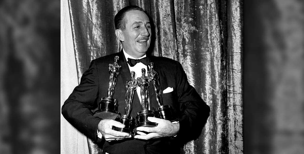 Уолт Дисней с «Оскарами»