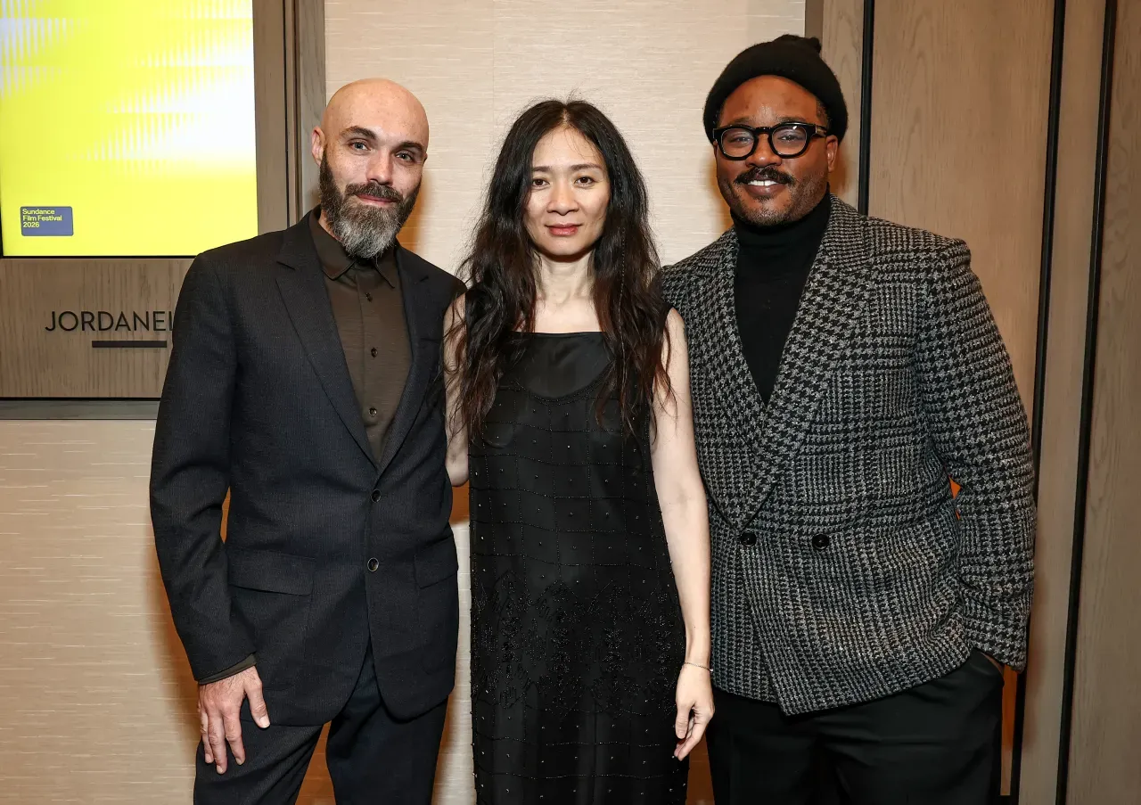 Хлоя Чжао (по центру) и Райан Куглер (справа) на «Сандэнс-2026»