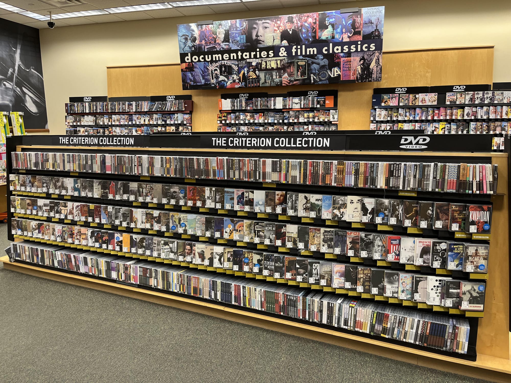 Полки Criterion Collection в магазине