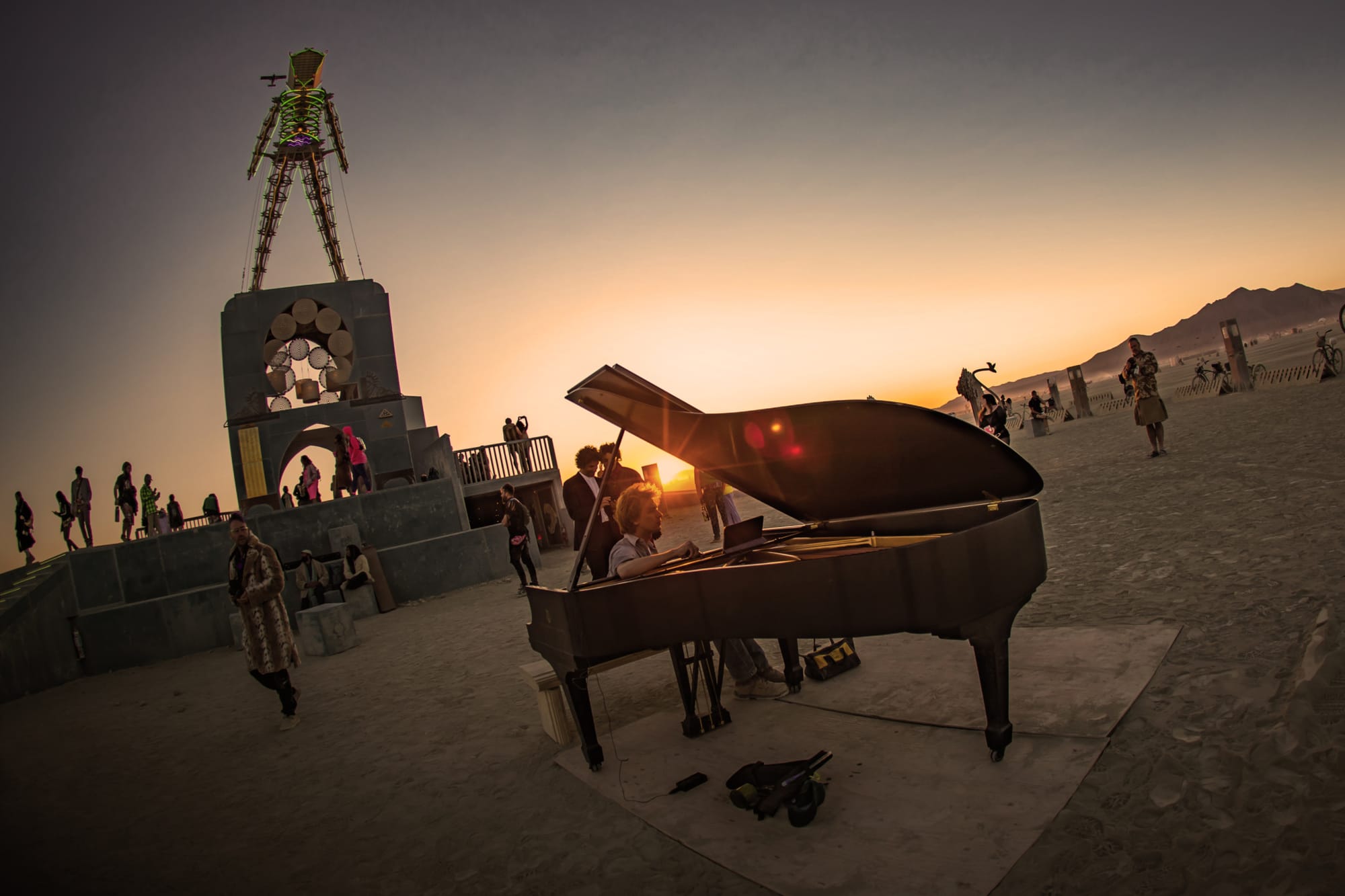 Игра на фортепьяно на Burning Man