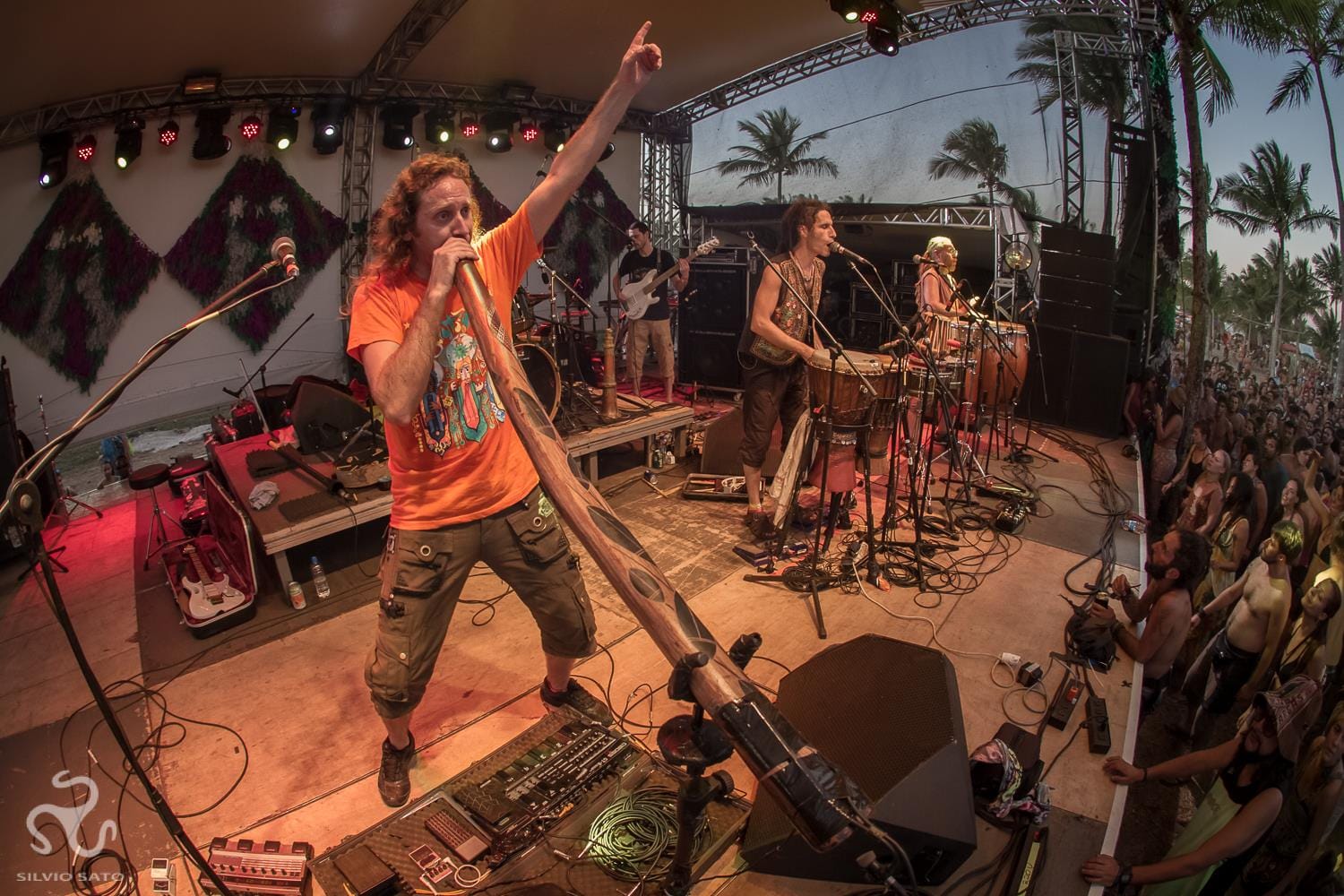 Группа Hilight Tribe играет музыку в жанре Natural Trance