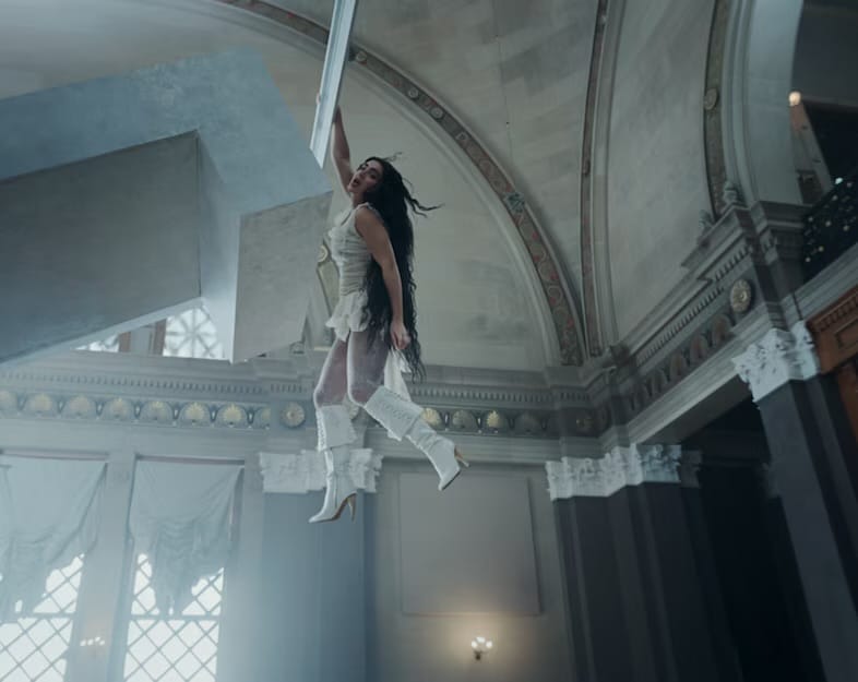 Кадр из клипа «Chains of Love»