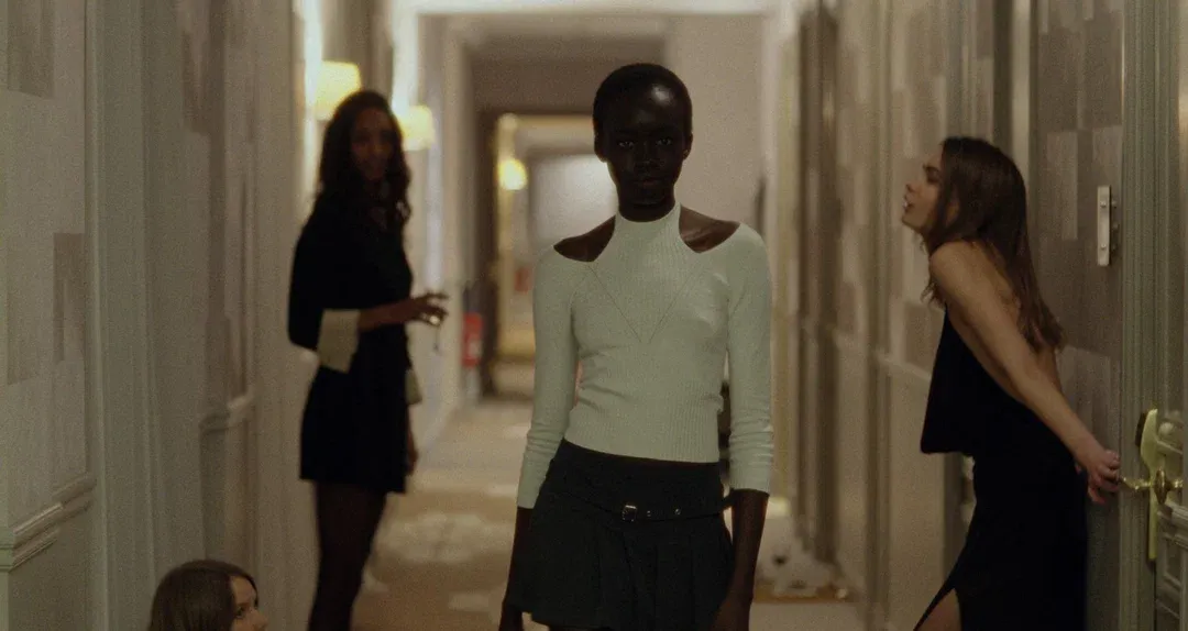 Кадр из фильма «Кутюр»