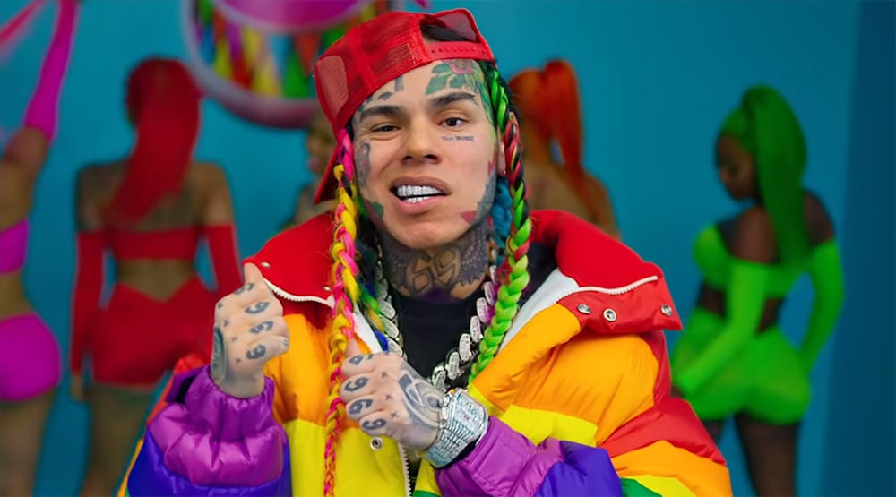Рэпер 6ix9ine, ставший популярным в конце 2010-х
