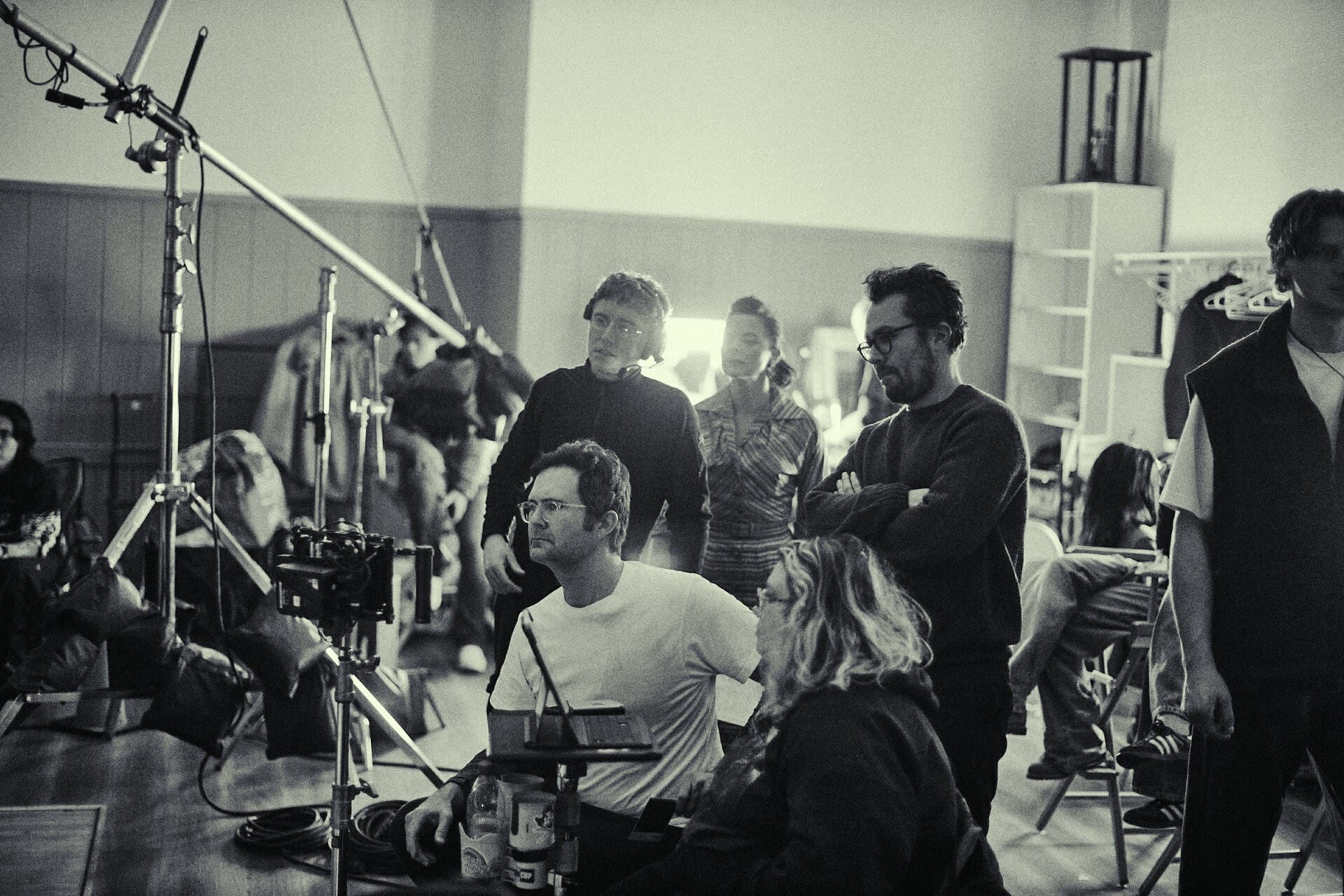 Осгуд Перкинс (в центре) на съёмочной площадке