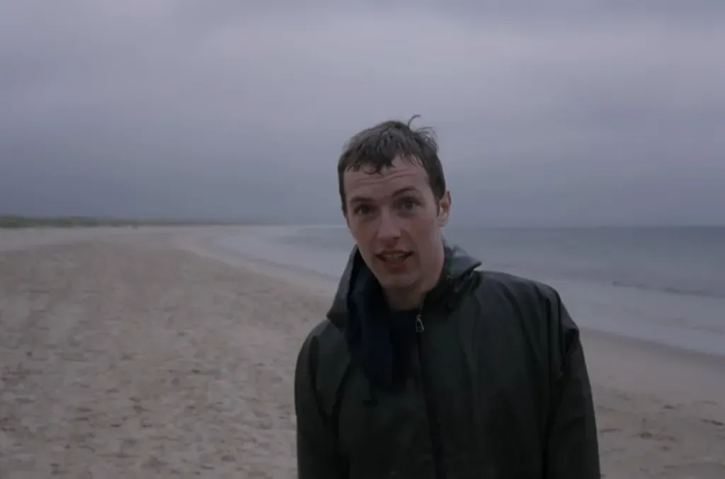 Крис Мартин в клипе «Yellow»