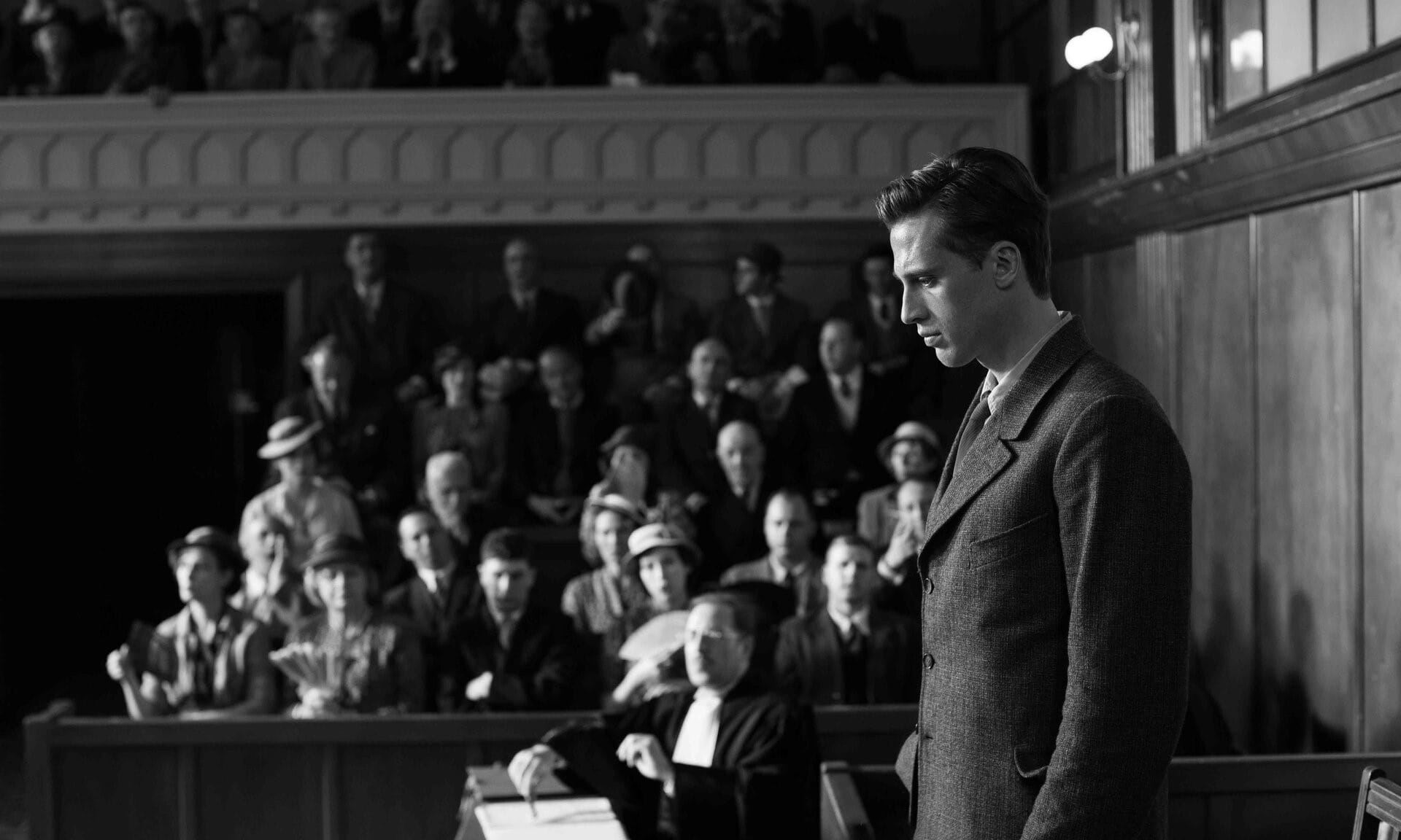 Кадр из фильма «Посторонний»