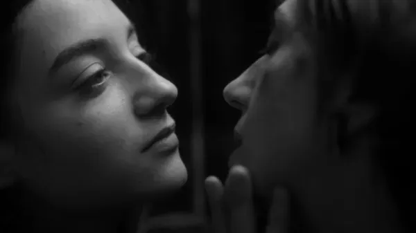 Кадр из короткометражного фильма «Два человека обмениваются слюной»