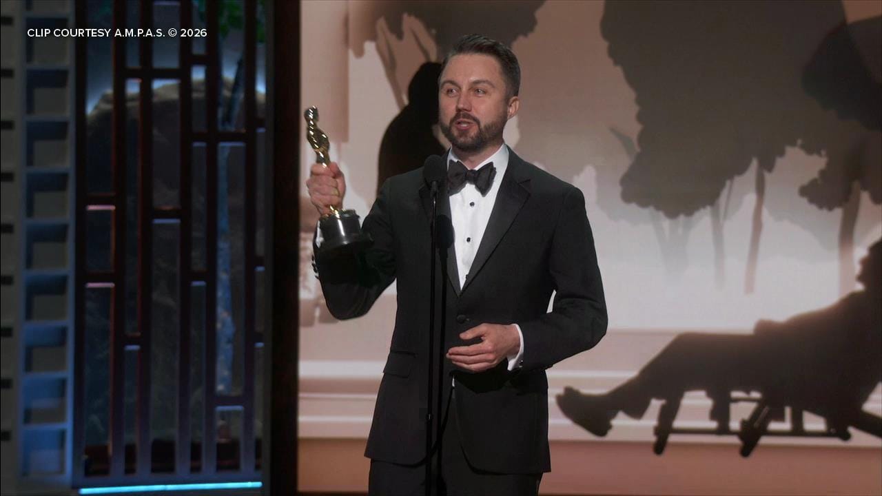 Энди Йоргенсен получает «Оскар» за лучший монтаж