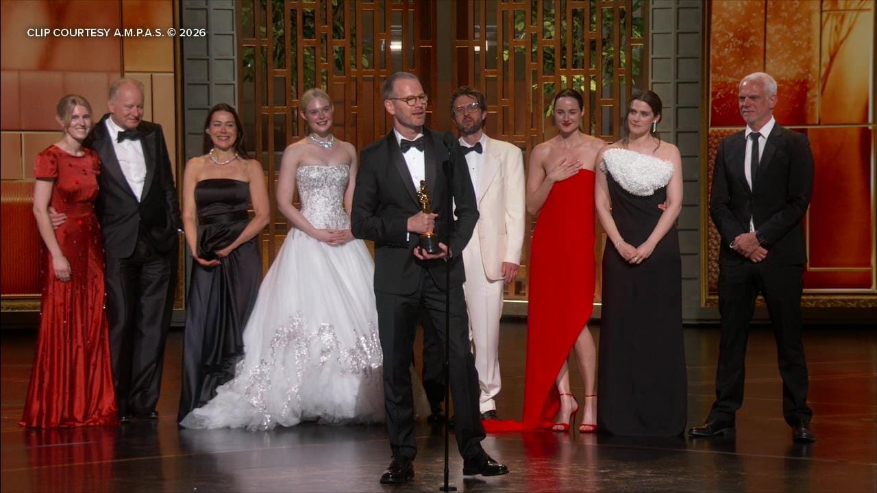 Команда фильма «Сентиментальная ценность» получает «Оскар»