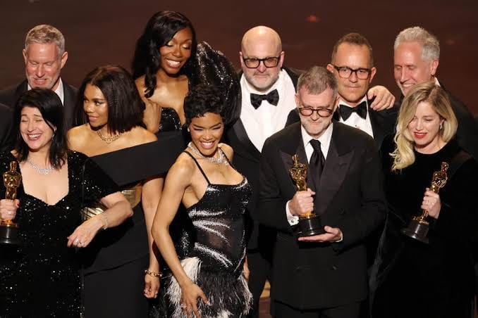 Команда фильма «Битва за битвой» получает «Оскар»