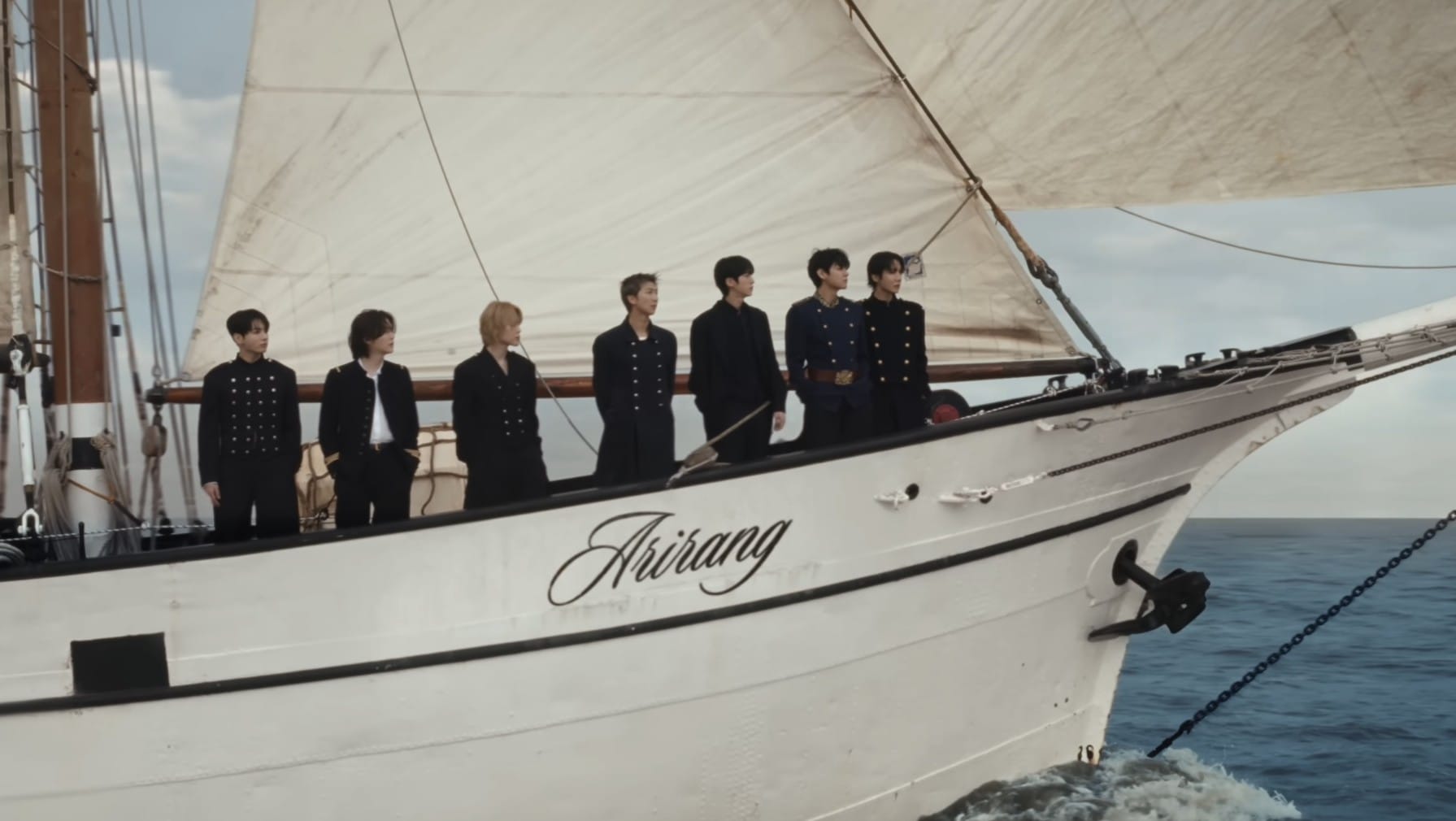 Кадр из клипа «Swim»