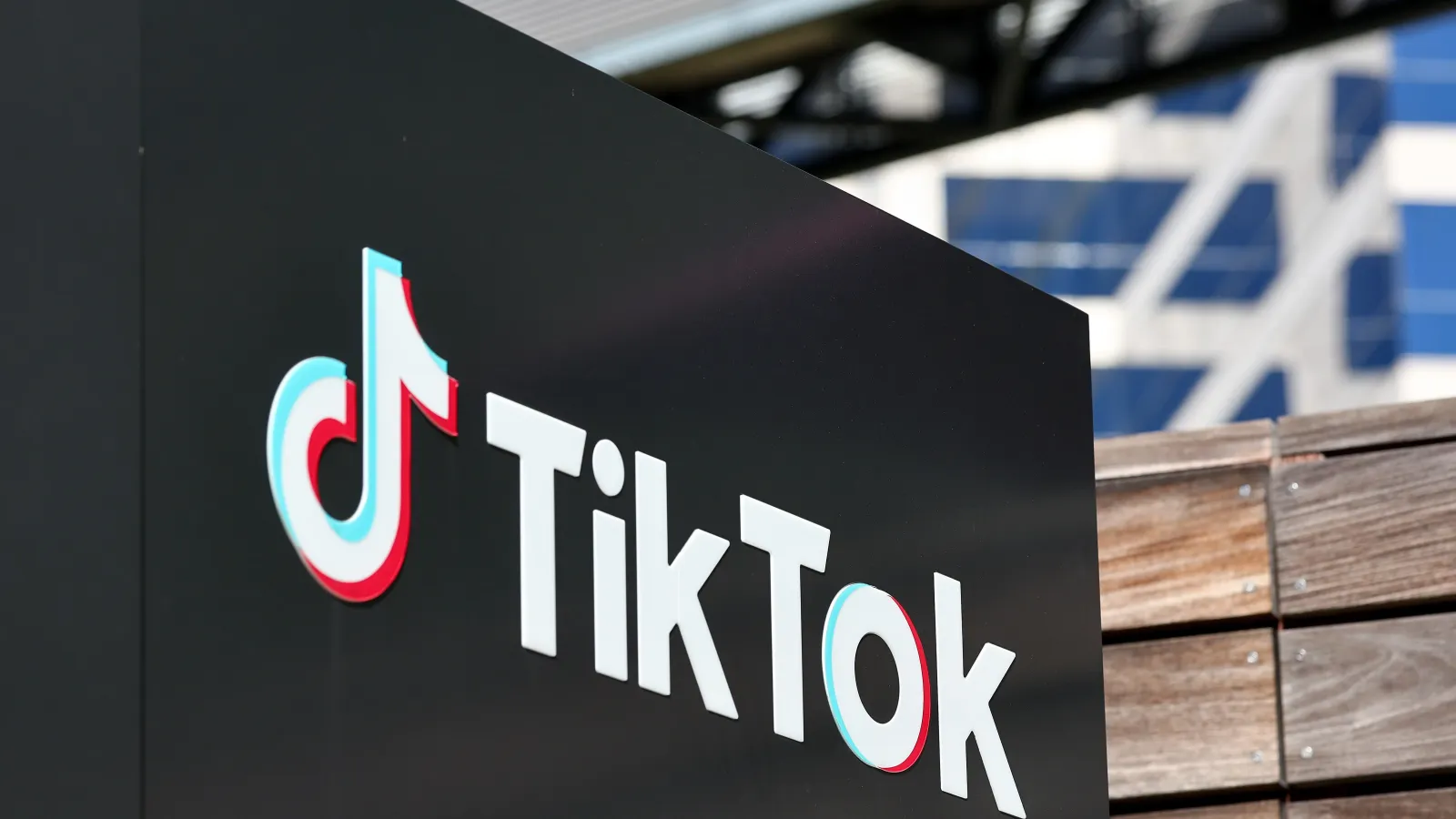 Как TikTok превращает случайные песни в мировые хиты изображение записи