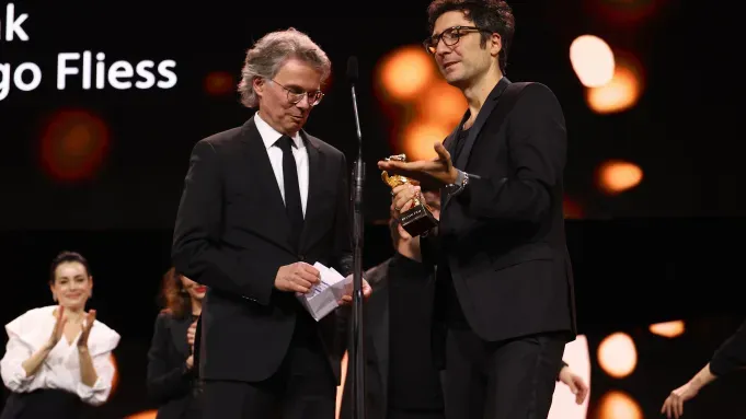 Илькер Чатак получает «Золотого медведя»