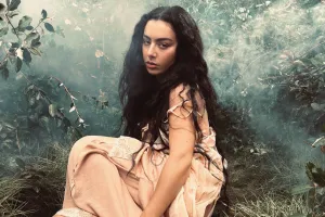 Charli XCX для сингла с альбома «Wuthering Heights» — «Chains of Love»